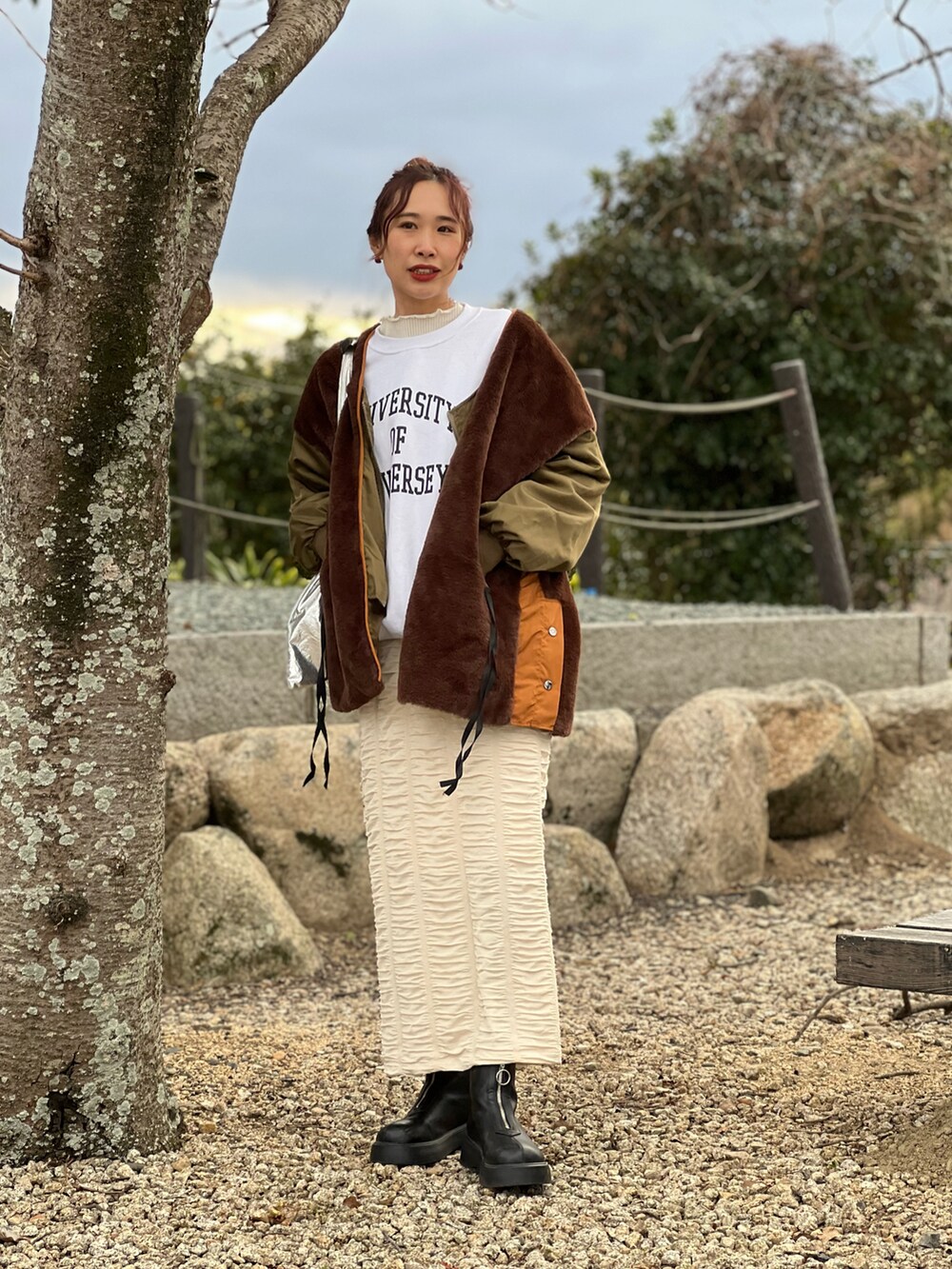 ホワイト系のスウェット、ブラウン系のその他アウター、ホワイト系のスカートを着用したレディースの冬コーディネートの4枚目の写真