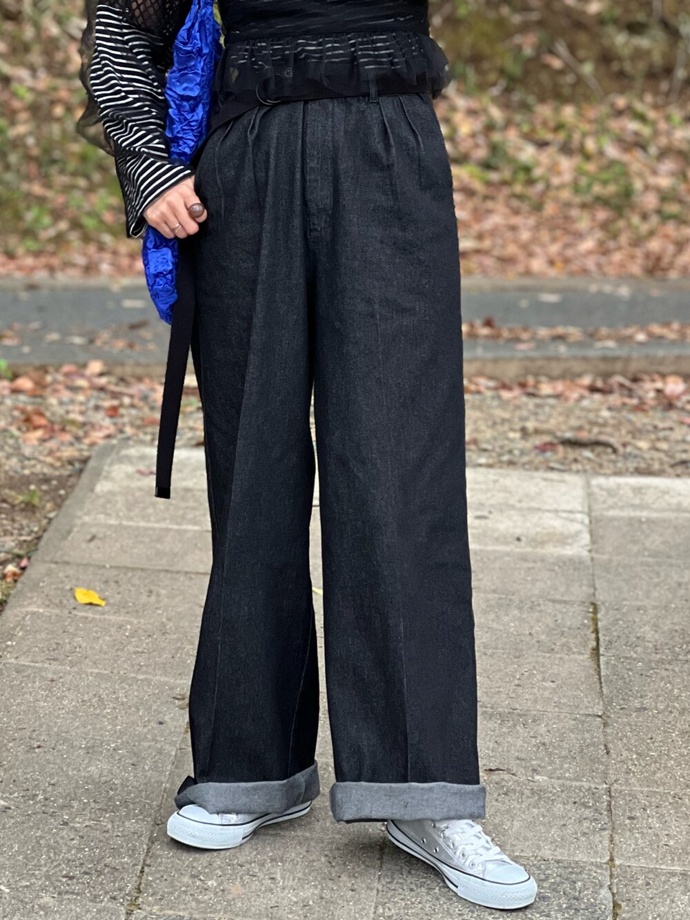 ブラック系のデニムパンツ、ブラック系のシャツ/ブラウス、ブラック系のTシャツ/カットソーを着用したレディースの春コーディネートの2枚目の写真