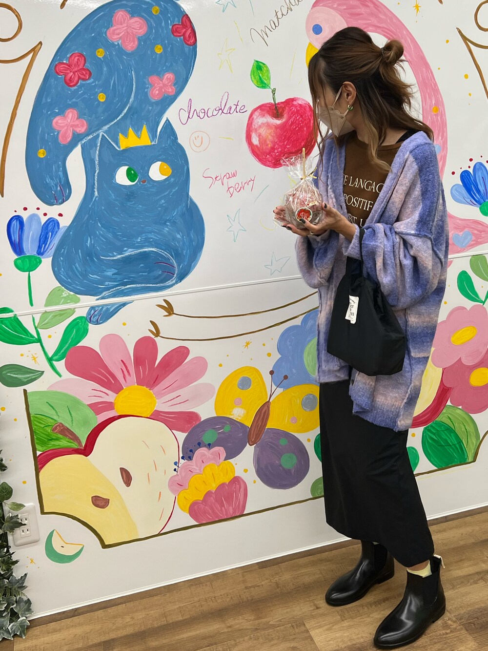 「fredyandgloster、フレディアンドグロスター、FREDY&GLOSTER、fredy emue、カーディガン、グラデーション、休日スタイル、きれいめカジュアル、ラクチンコーデ、秋コーデ、ビッグシルエット、大人女子、骨格ウェーブ、袖ボリューム、ポイントカラー」｜「fredy emueのグラデーションニットカーディガン（カーディガン/ボレロ、ブルー系）」を使った、あみぃさん（レディース・161cm）の秋コーディネートの5枚目の写真