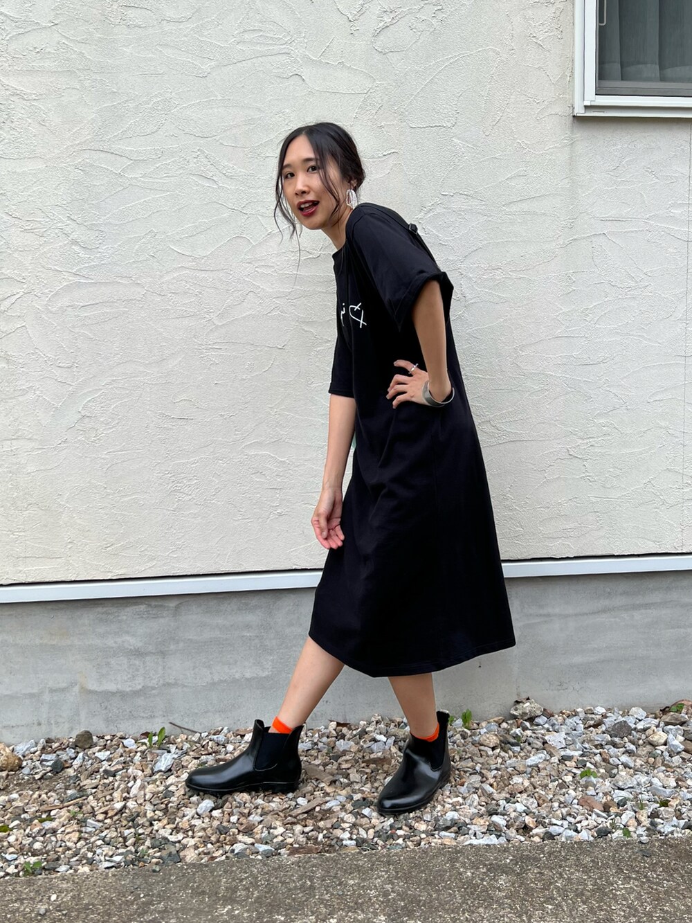 「agnes b.、アニエスベー、ワンピースコーデ、夏コーデ、雨の日コーデ、レインブーツ、大人カジュアル、休日スタイル、シャツスタイル、シアー、ラフ、カジュアルコーデ、差し色、フェススタイル、ゆるコーデ」｜「agnes b.のWEB限定 SBX4 ROBE YOKO ワンピース（ワンピース、ブラック系）」を使った、あみぃさん（骨格ウェーブ・レディース・161cm）の夏コーディネートの5枚目の写真