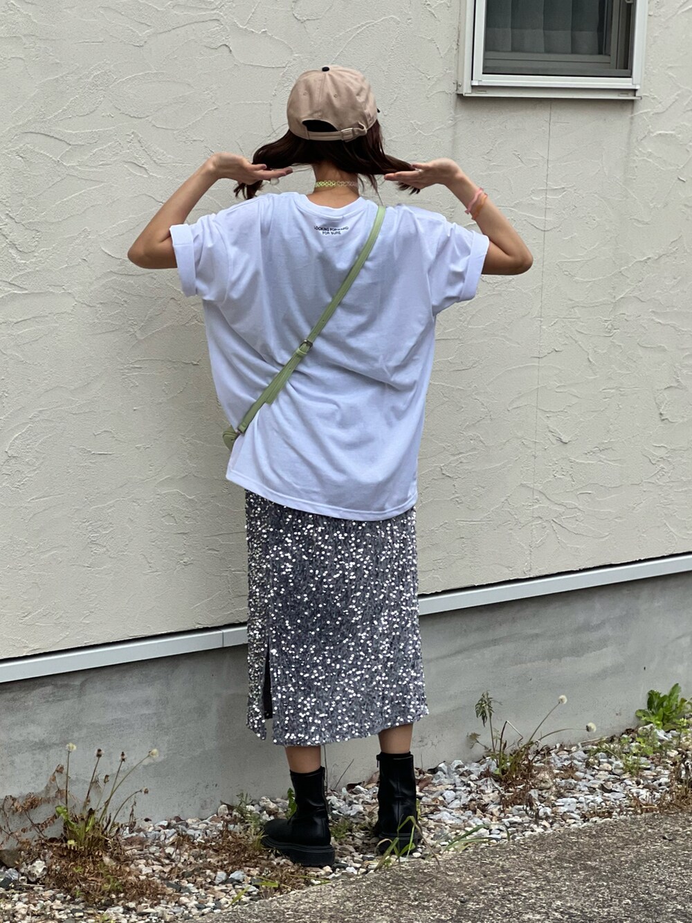 ホワイト系のTシャツ/カットソー、シルバー系のスカート、グリーン系のショルダーバッグを着用したレディースの春コーディネートの4枚目の写真