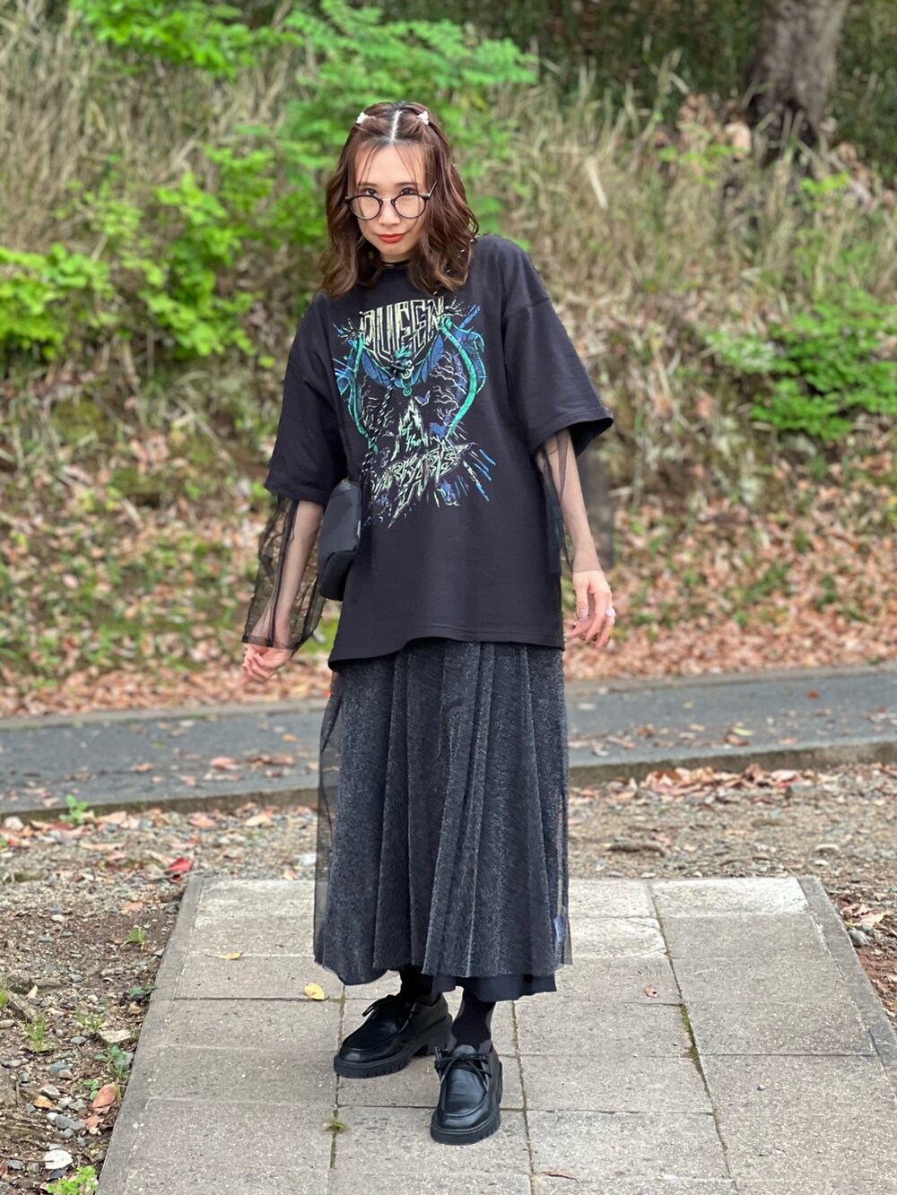 ブラック系のTシャツ/カットソー、ブラック系のシャツ/ブラウス、ブラック系のワンピースを着用したレディースの春コーディネートの3枚目の写真