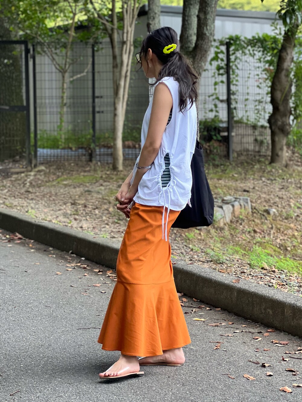 ホワイト系のTシャツ/カットソー、グリーン系のタンクトップ、イエロー系のスカートを着用したレディースの夏コーディネートの3枚目の写真