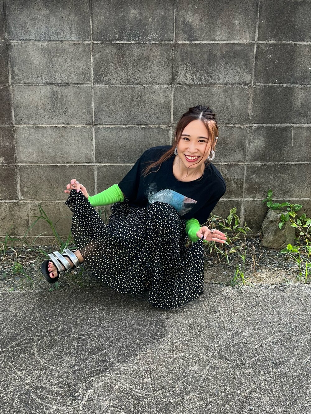 「夏のTシャツフェス、アームカバー、ロングスカート、タックイン、Tシャツ、スポーツサンダル、黒コーデ、真夏のアクティブスタイル、楽チンコーデ、プチプラ、韓国ファッション、ネオンカラー、ポイントカラー、カジュアル」｜「GUのアイテム（スカート、ブラック系）」を使った、あみぃさん（レディース・161cm）の夏コーディネートの2枚目の写真