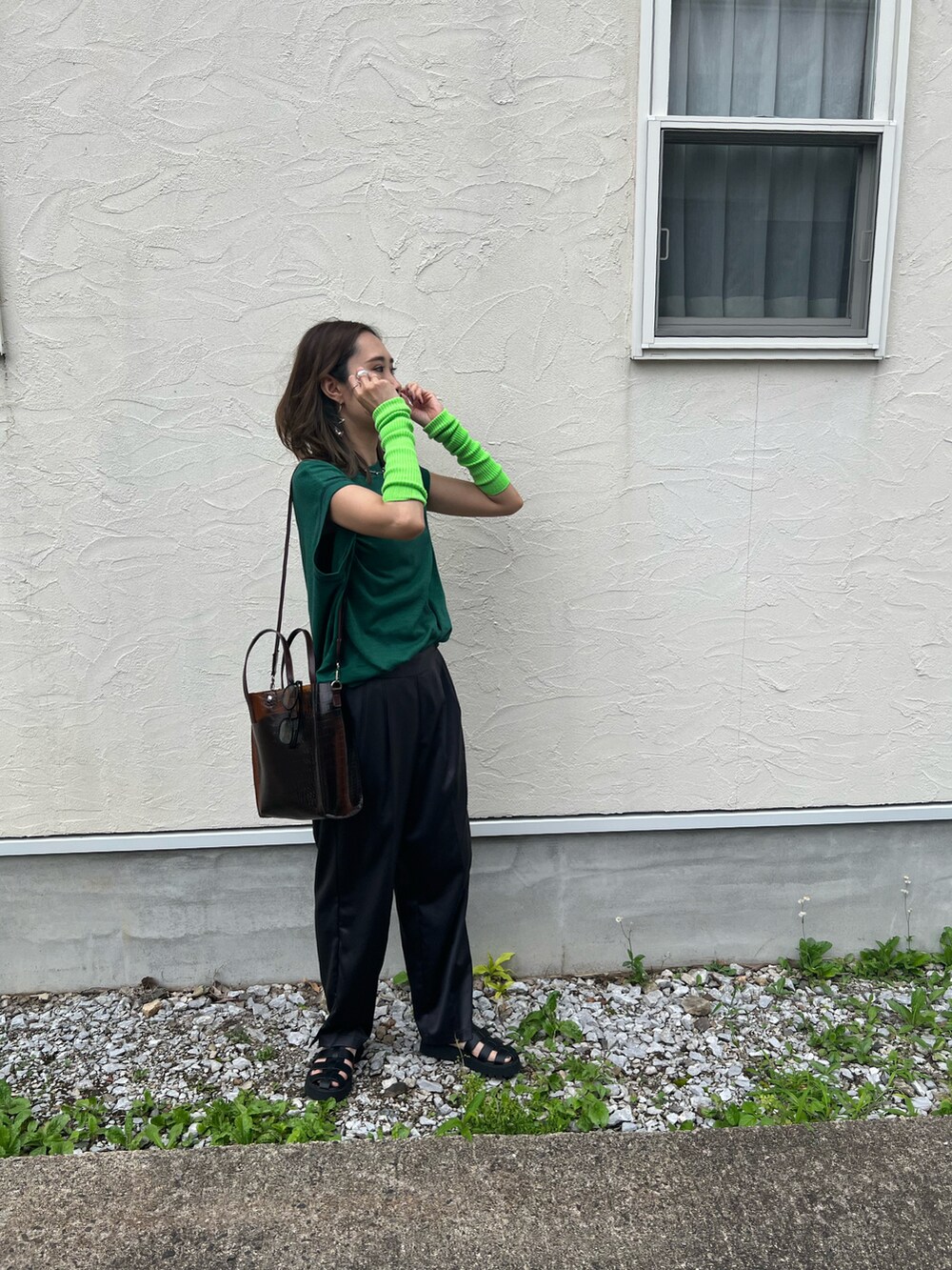 グリーン系のTシャツ/カットソー、ブラック系のサンダル、ブラウン系のトートバッグを着用したレディースの夏コーディネートの4枚目の写真