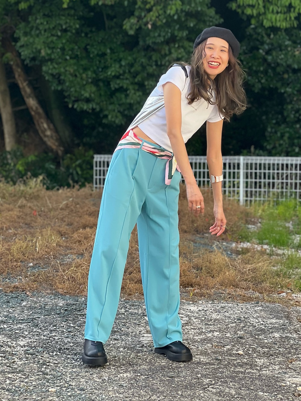 ホワイト系のTシャツ/カットソー、ブルー系のパンツ、ブラック系のブーツを着用したレディースの春コーディネートの3枚目の写真