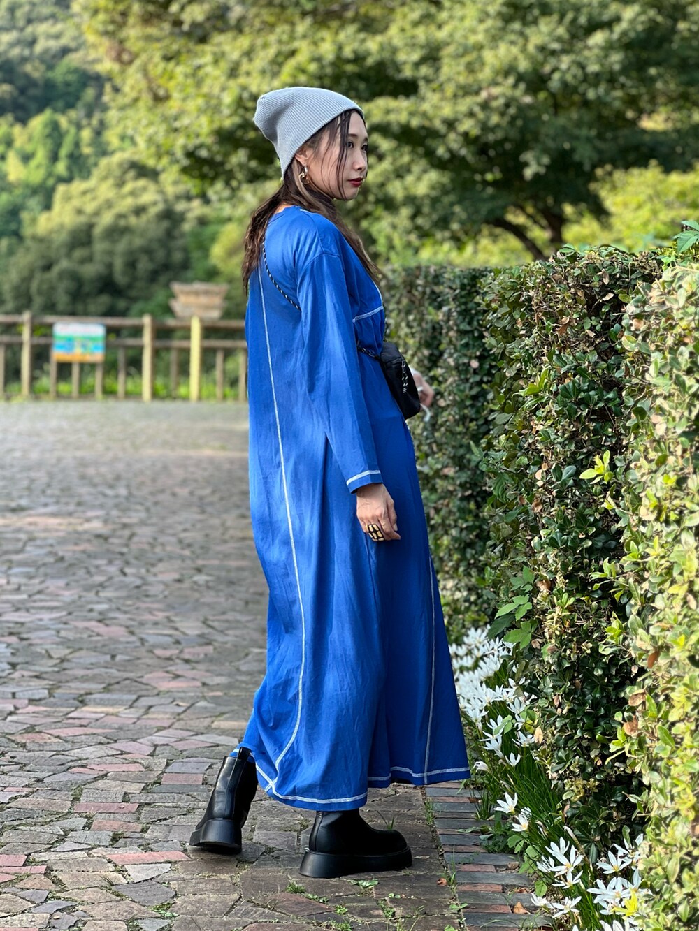 「PR、mi via loca、ロングワンピース、ワンピース、秋コーデ、秋服準備はじめました、メガネ女子、シンプルコーデ、お出かけコーデ、ワッチ」｜「mi via locaの配色ステッチワンピース（ワンピース、ブルー系）」を使った、あみぃさん（骨格ウェーブ・レディース・161cm）の秋コーディネートの2枚目の写真