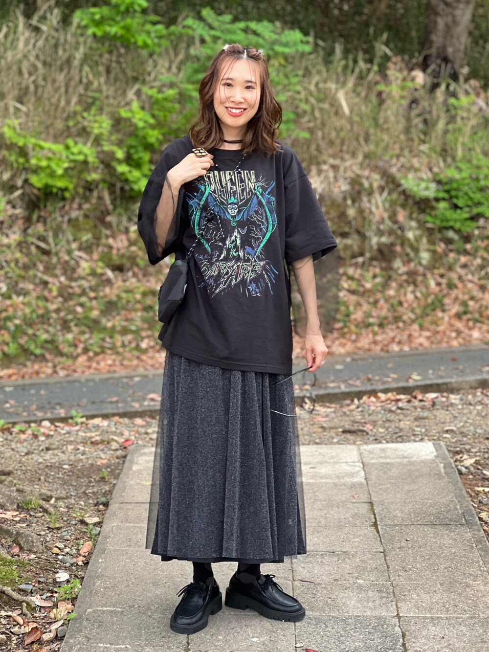 ブラック系のTシャツ/カットソー、ブラック系のシャツ/ブラウス、ブラック系のワンピースを着用したレディースの春コーディネートの5枚目の写真
