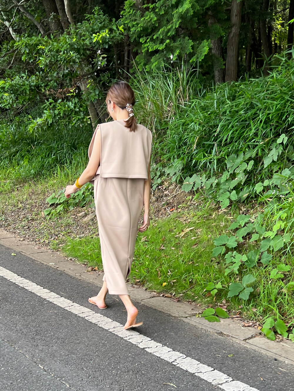 「きれいめカジュアル、夏セールで買いました、夏コーデ、大人カジュアル、シンプルコーデ、サンダル、クリアサンダル、オトナカワイイ、ワントーンコーデ、ワンピース、ロングワンピース、Green Parks、プチプラ」|「Green ParksのSET2点 カットベスト+Vネックワンピース(ワンピース、ベージュ系)」を使った、あみぃさん(レディース・161cm)の夏コーディネートの5枚目の写真