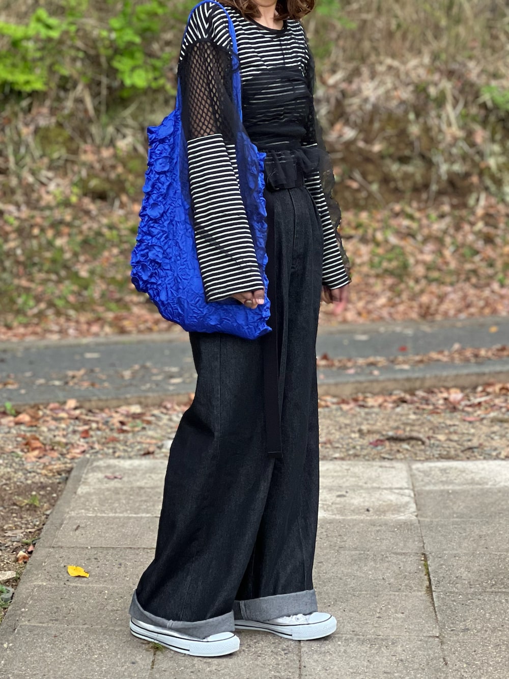 ブラック系のデニムパンツ、ブラック系のシャツ/ブラウス、ブラック系のTシャツ/カットソーを着用したレディースの春コーディネートの5枚目の写真