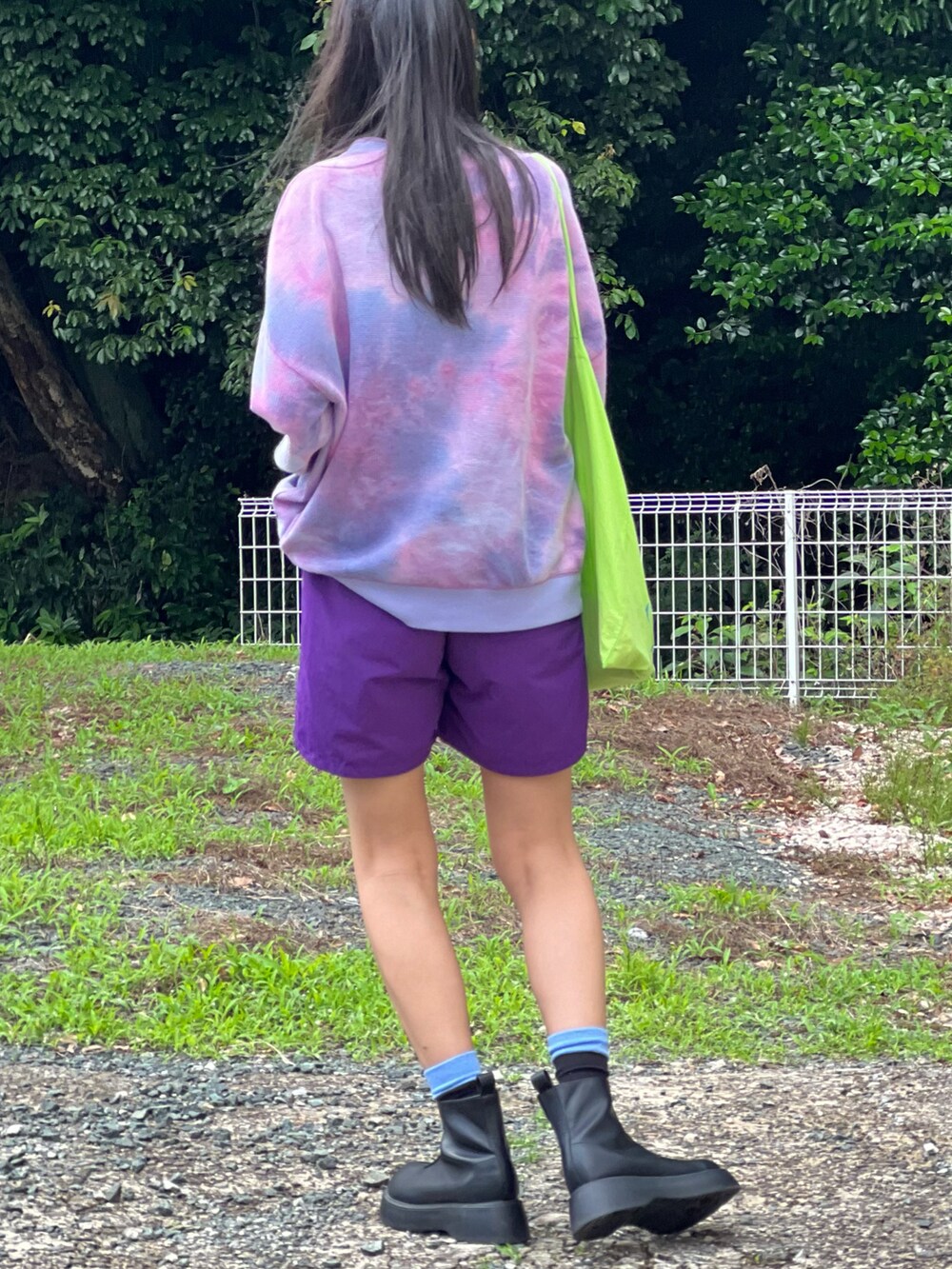 パープル系のパンツ、パープル系のカーディガン/ボレロ、ブラック系のブーツを着用したレディースの春コーディネートの3枚目の写真