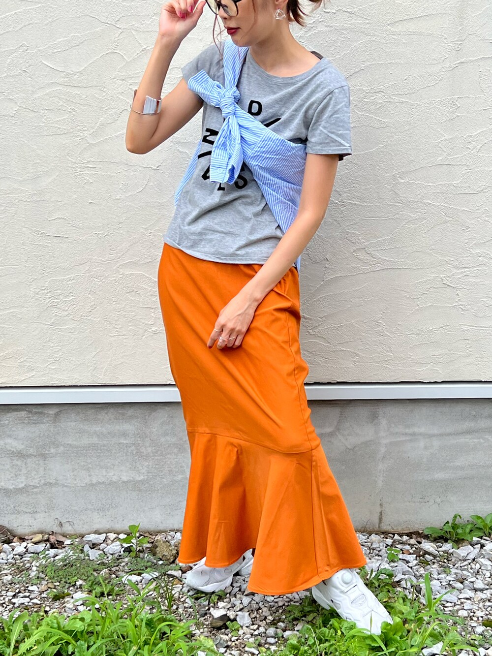 イエロー系のスカート、ブルー系のシャツ/ブラウス、グレー系のスニーカーを着用したレディースの夏コーディネートの2枚目の写真