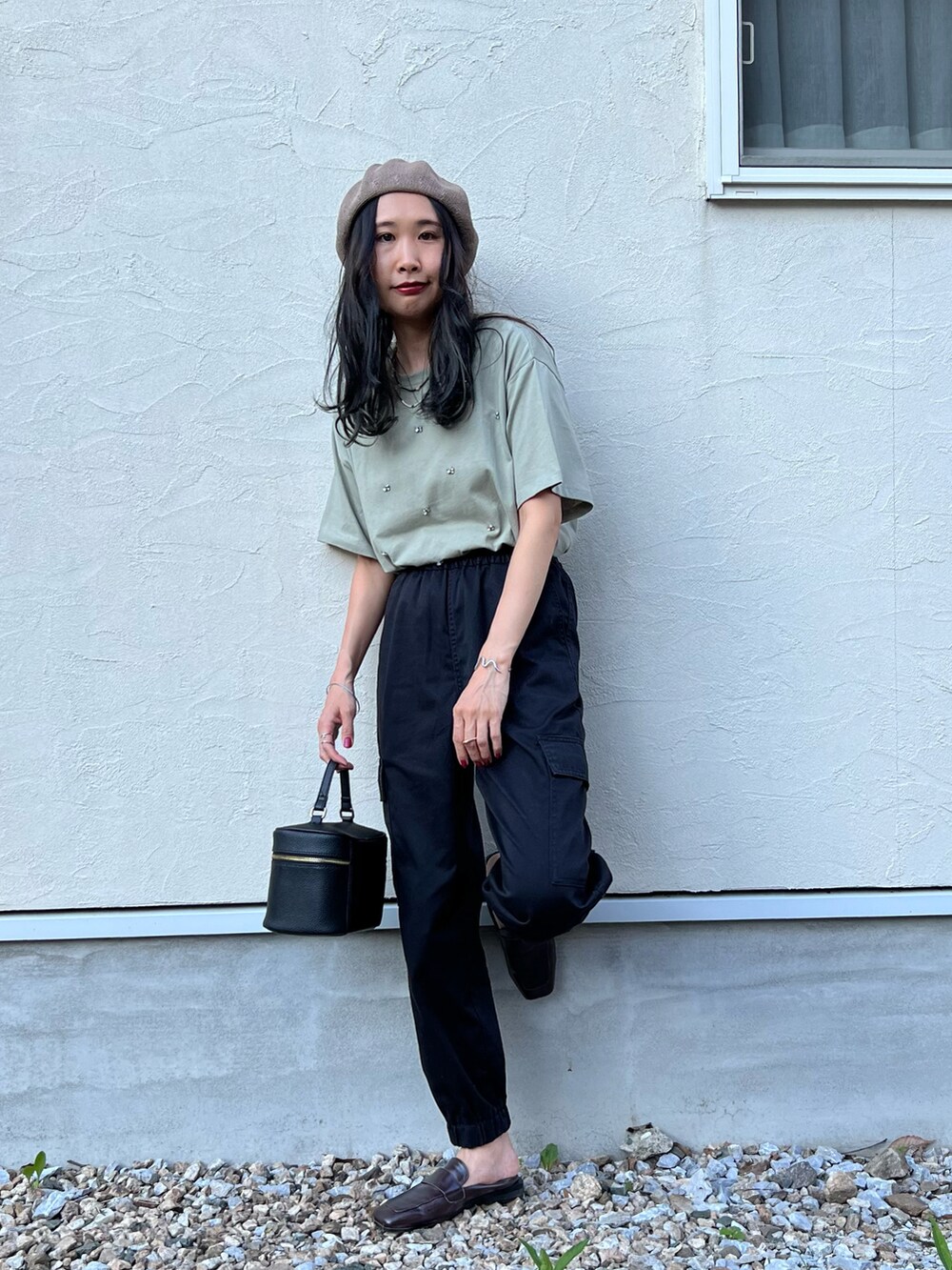 グリーン系のTシャツ/カットソー、ブラック系のパンツ、ホワイト系のシャツ/ブラウスを着用したレディースの夏コーディネートの3枚目の写真