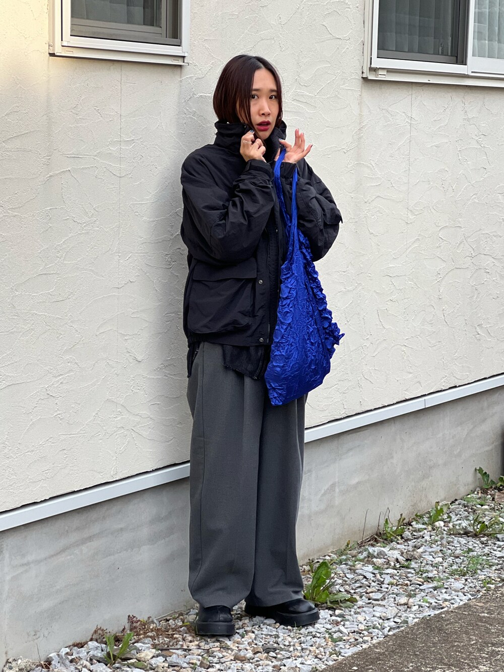 ホワイト系のその他トップス、ブラック系のシャツ/ブラウス、グレー系のパンツを着用したレディースの秋コーディネートの5枚目の写真