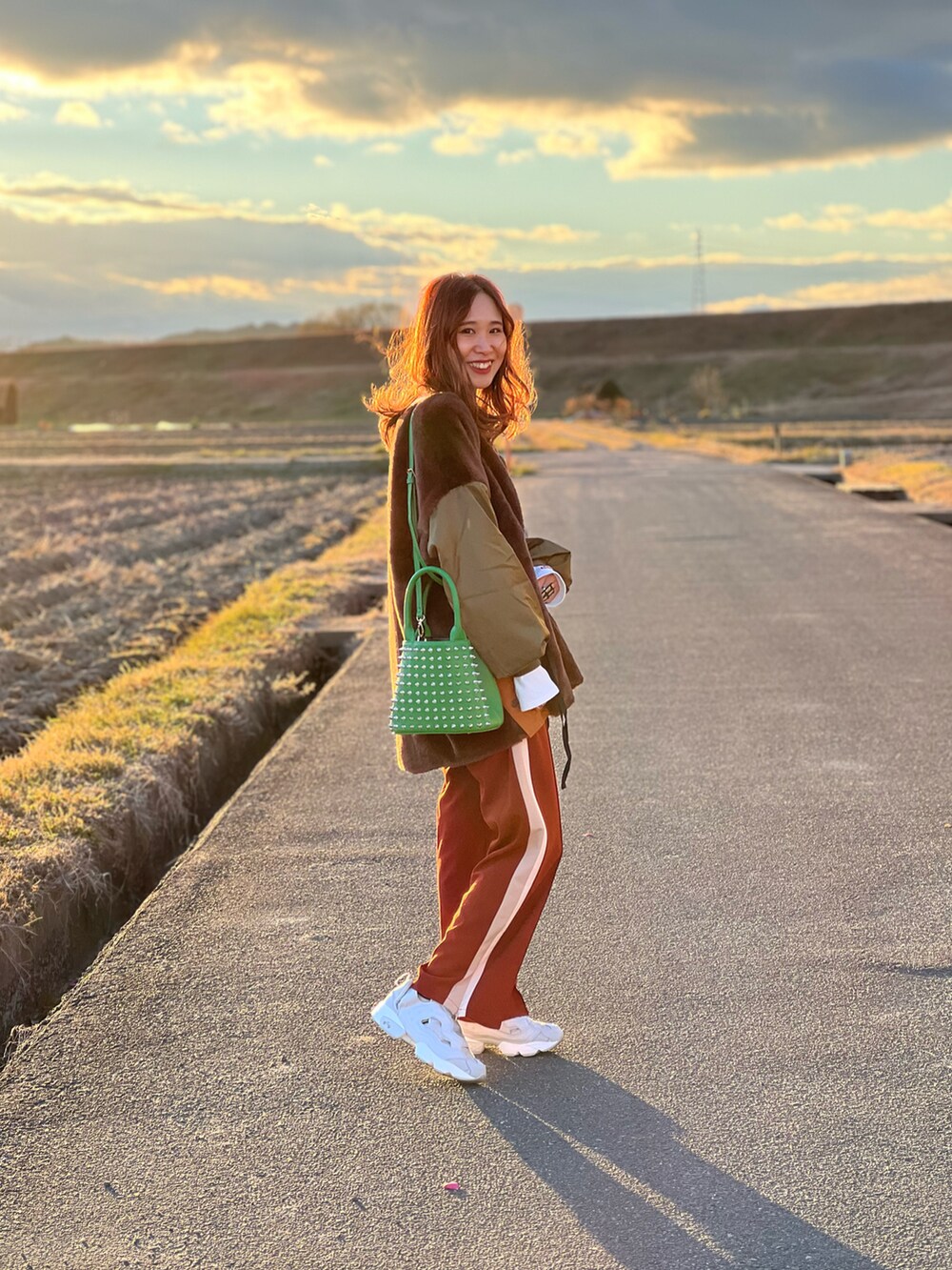 「USポロ、U.S.POLO ASSN.、スタッズバッグ、おでかけコーデ、ビッグシルエット、ストリート、ストリートフェス2023、韓国ファッション、mivialoca、私の推しブランド、冬コーデ、スニーカー、オーバーサイズ、シンプルコーデ、古着MIX」|「KINGS&QUEENS NEW YORKの【KINGS&QUEENS NEW YORK】TOTE BAG S(トートバッグ、グリーン系)」を使った、あみぃさん(骨格ウェーブ・レディース・161cm)の冬コーディネートの2枚目の写真