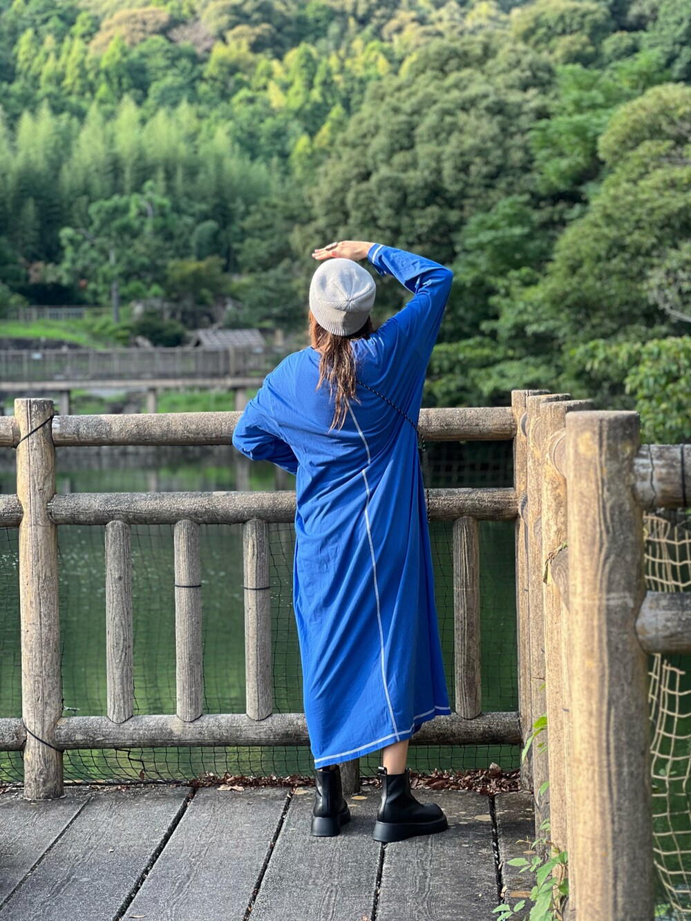 「PR、mi via loca、ロングワンピース、ワンピース、秋コーデ、秋服準備はじめました、メガネ女子、シンプルコーデ、お出かけコーデ、ワッチ」｜「mi via locaの配色ステッチワンピース（ワンピース、ブルー系）」を使った、あみぃさん（骨格ウェーブ・レディース・161cm）の秋コーディネートの4枚目の写真