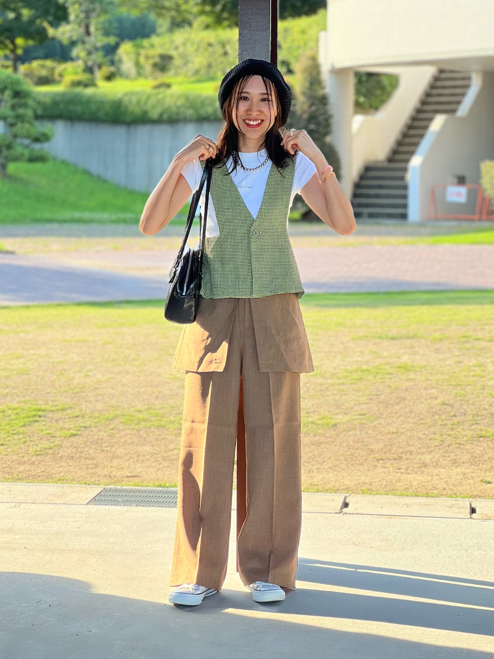 「お出かけコーデ、シンプル、スニーカー、ベスト、ビスチェ、夏コーデ、夏だ!Tシャツ着よう!、ロゴT、PR、mi via loca、カラーコーデ、チェック、白Tシャツ」|「mi via locaの【2WAY】チェック柄シャーリング ビスチェ・ベスト(ベスト、グリーン系)」を使った、あみぃさん(骨格ウェーブ・レディース・161cm)の夏コーディネートの3枚目の写真