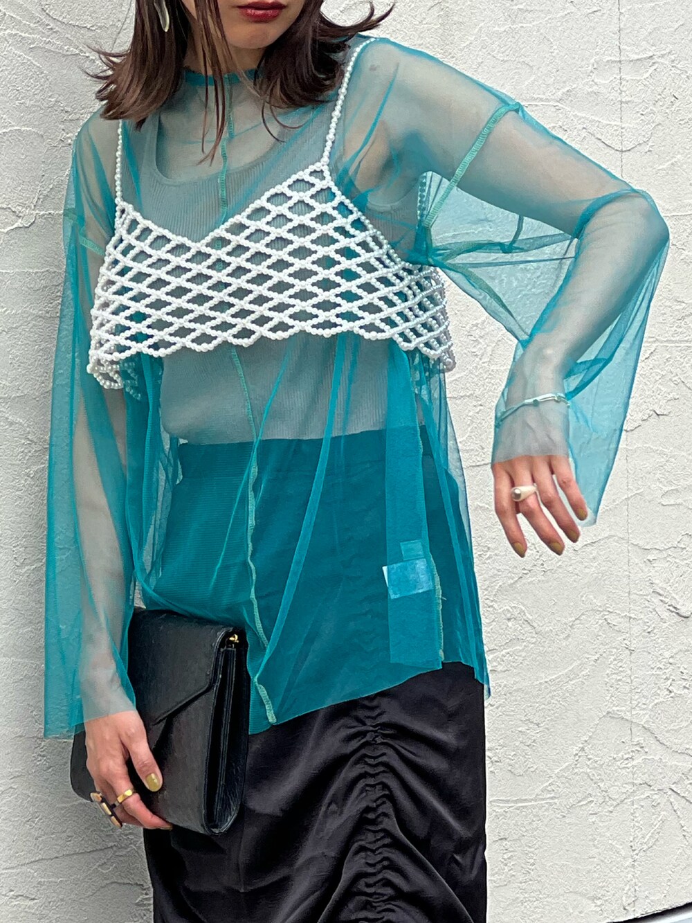 ブルー系のTシャツ/カットソー、ホワイト系のその他トップス、ブラック系のスカートを着用したレディースの春コーディネートの3枚目の写真