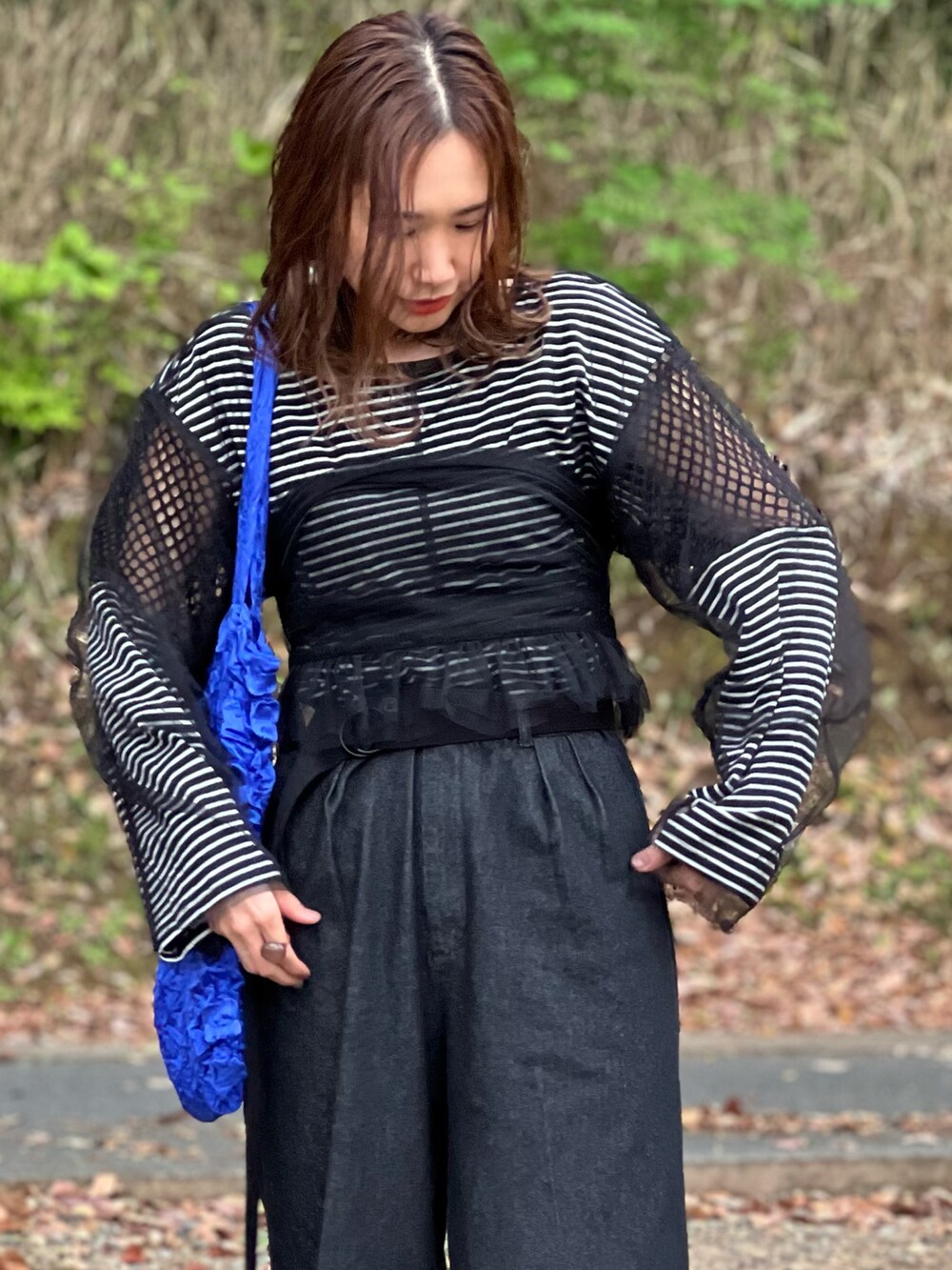 ブラック系のデニムパンツ、ブラック系のシャツ/ブラウス、ブラック系のTシャツ/カットソーを着用したレディースの春コーディネートの3枚目の写真