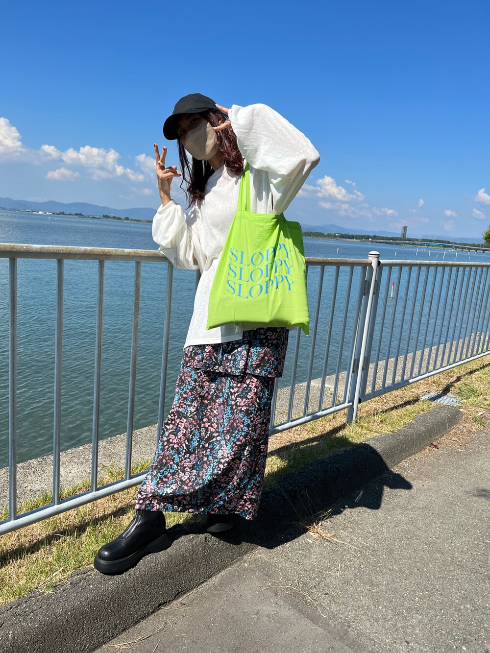 ホワイト系のTシャツ/カットソー、ベージュ系のタンクトップ、ブラック系のスカートを着用したレディースの秋コーディネートの4枚目の写真