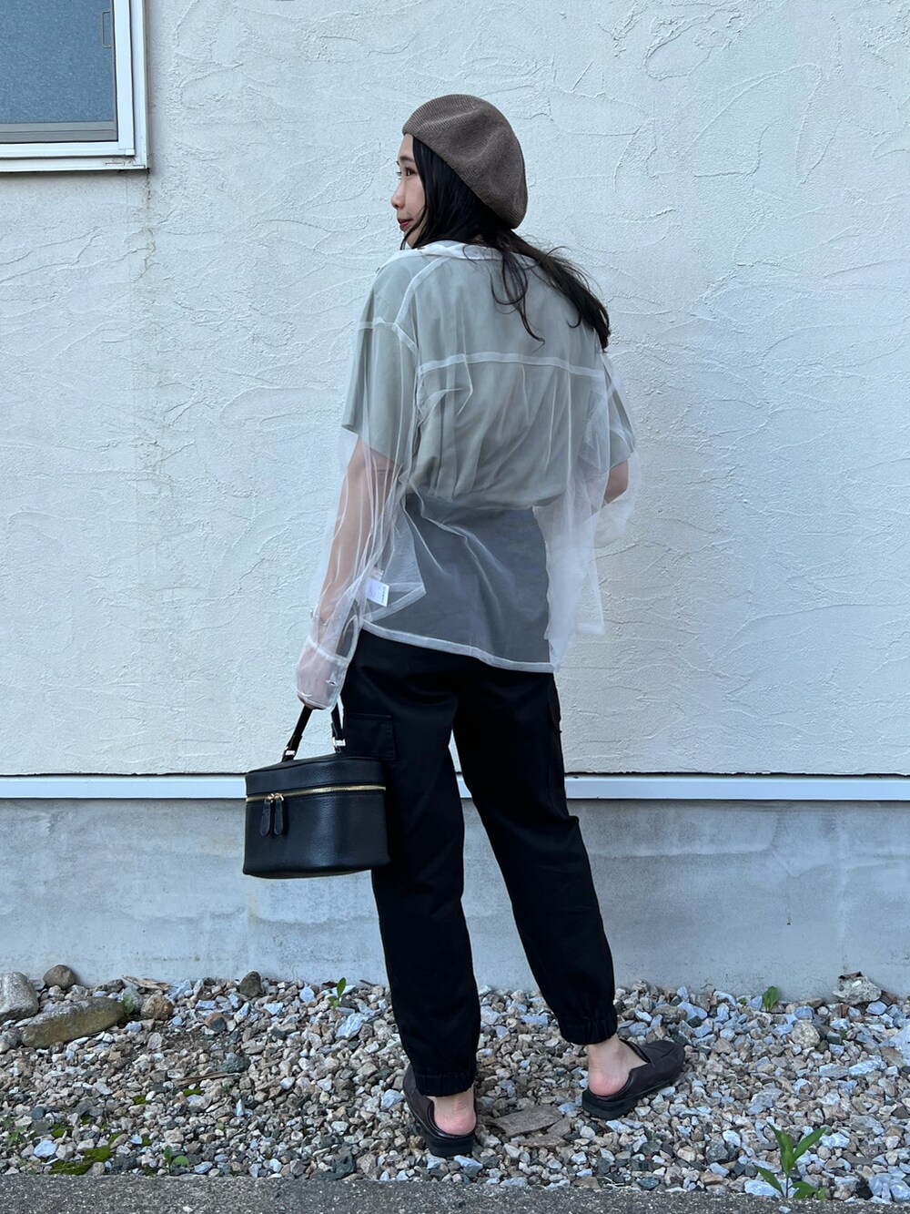グリーン系のTシャツ/カットソー、ブラック系のパンツ、ホワイト系のシャツ/ブラウスを着用したレディースの夏コーディネートの4枚目の写真