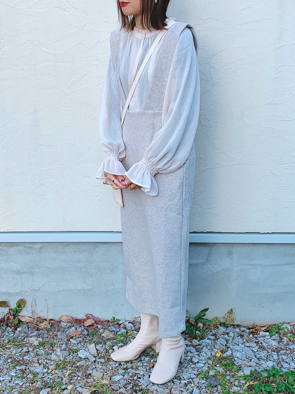 ホワイト系のワンピース、ホワイト系のシャツ/ブラウス、ホワイト系のブーツを着用したレディースの冬コーディネートの3枚目の写真