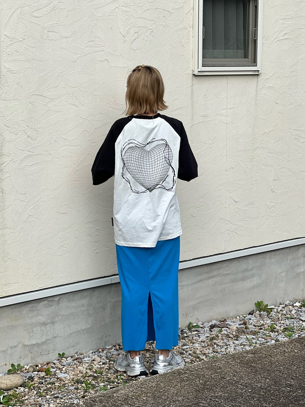 ホワイト系のTシャツ/カットソー、ブルー系のスカート、シルバー系のスニーカーを着用したレディースの夏コーディネートの5枚目の写真