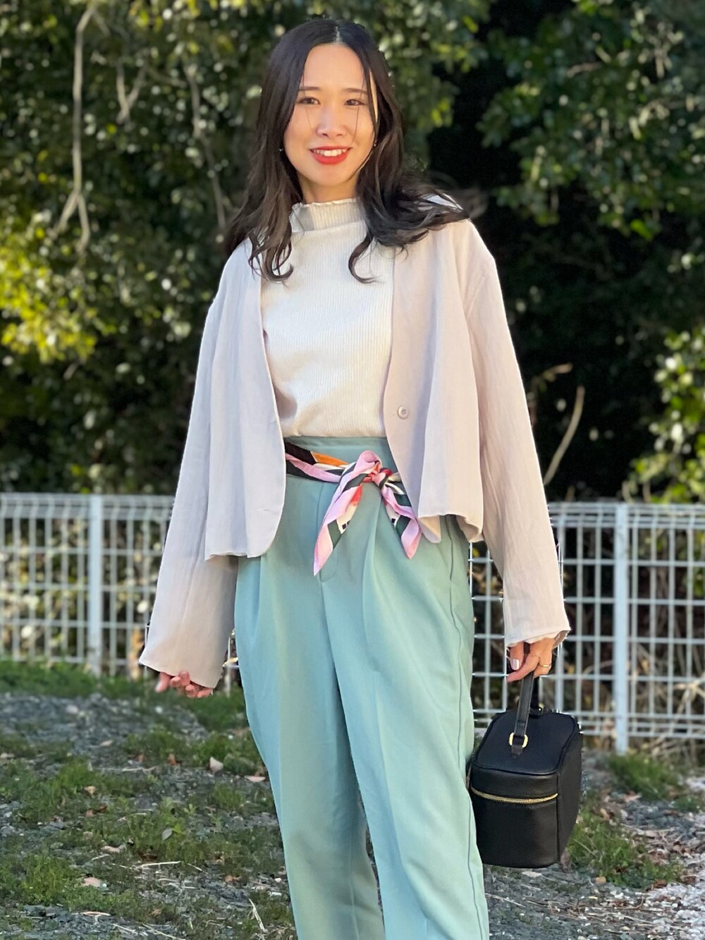 グリーン系のその他パンツ、グレー系のセットアップ、ブラック系のショルダーバッグを着用したレディースの冬コーディネートの2枚目の写真