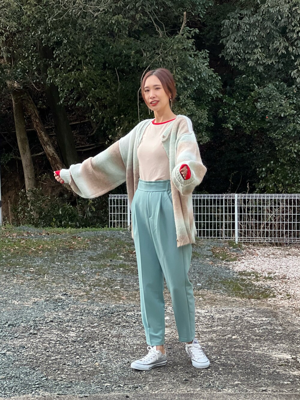 グリーン系のその他パンツ、レッド系のTシャツ/カットソー、グリーン系のカーディガン/ボレロを着用したレディースの冬コーディネートの4枚目の写真