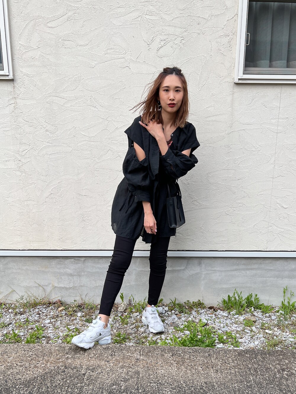 ブラック系のシャツ/ブラウス、ピンク系のタンクトップ、ブラック系のその他パンツを着用したレディースの春コーディネートの2枚目の写真