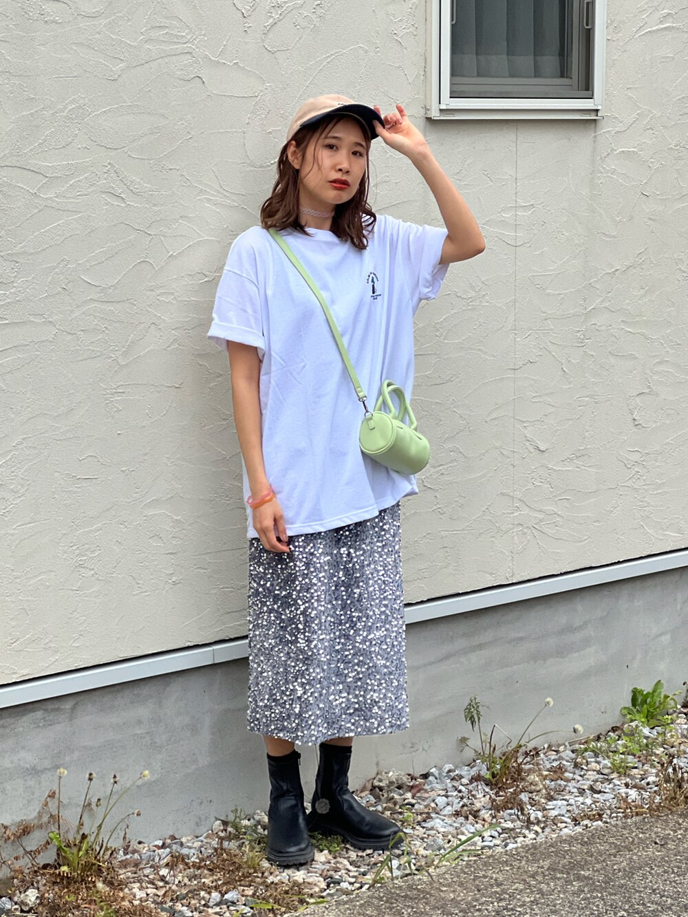 ホワイト系のTシャツ/カットソー、シルバー系のスカート、グリーン系のショルダーバッグを着用したレディースの春コーディネートの5枚目の写真