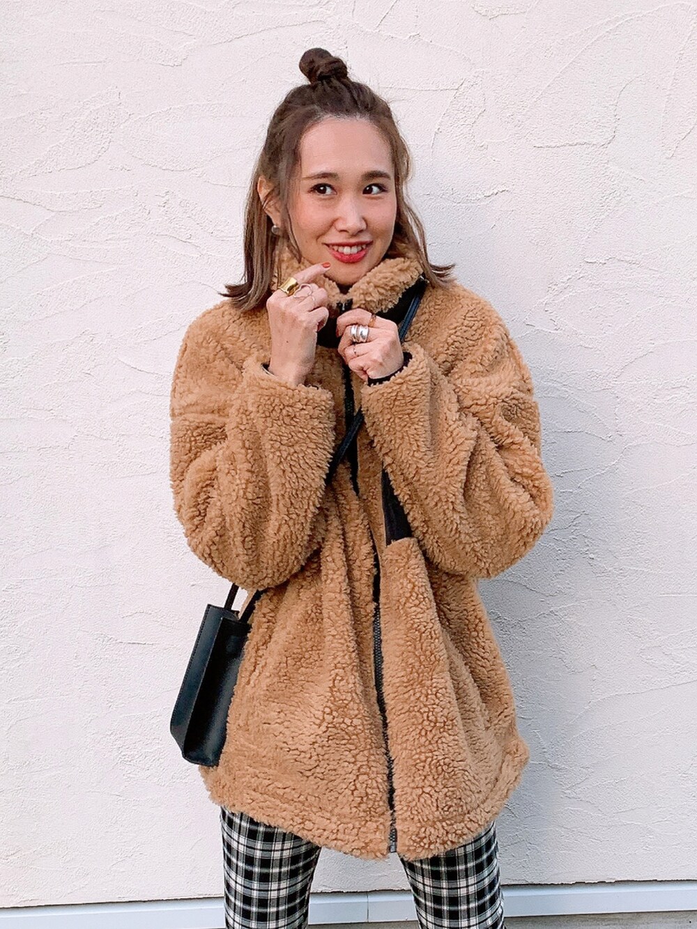 ベージュ系のブルゾン、グレー系のTシャツ/カットソー、ブラック系のトートバッグを着用したレディースの冬コーディネートの2枚目の写真