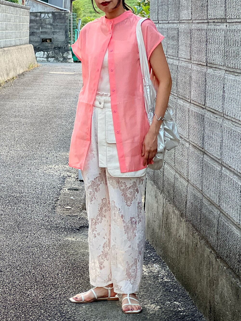 ピンク系のシャツ/ブラウス、ホワイト系のその他パンツ、ホワイト系のショルダーバッグを着用したレディースの夏コーディネートの3枚目の写真