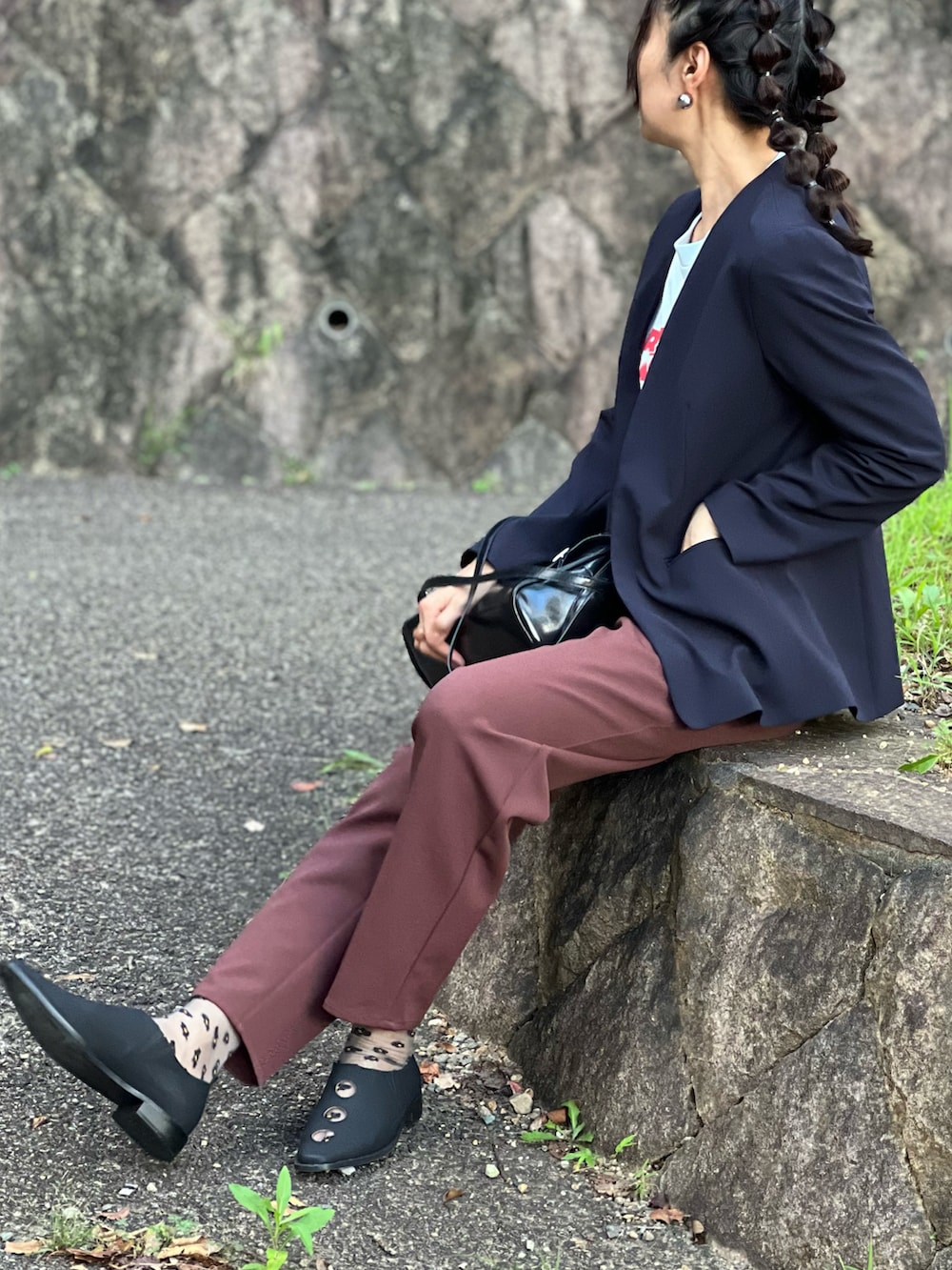 ブルー系のTシャツ/カットソー、ブラウン系のその他パンツ、ブラック系のその他シューズを着用したレディースの秋コーディネートの4枚目の写真