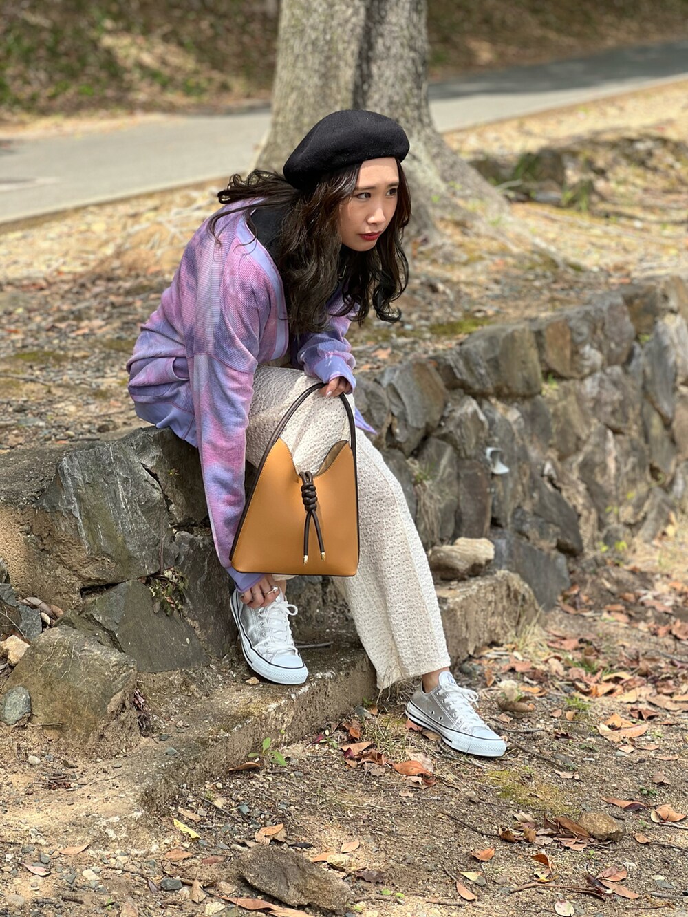 パープル系のカーディガン/ボレロ、ブラック系のTシャツ/カットソー、ホワイト系のその他パンツを着用したレディースの春コーディネートの3枚目の写真