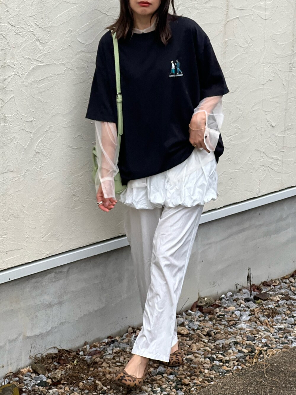 ブラック系のTシャツ/カットソー、ホワイト系のシャツ/ブラウス、グレー系のその他パンツを着用したレディースの春コーディネートの5枚目の写真