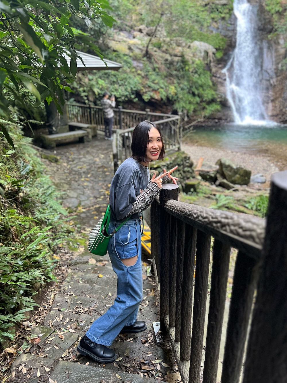 ブラック系のTシャツ/カットソー、ブラック系のニット/セーター、ブルー系のデニムパンツを着用したレディースの冬コーディネートの5枚目の写真