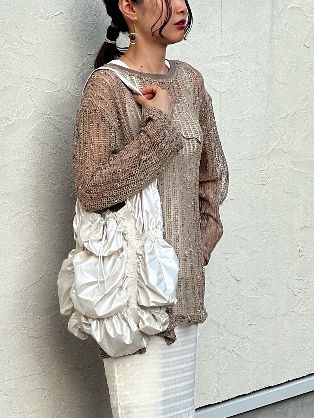 「アツいコーデ全部見せ、お出かけコーデ、秋服準備はじめました、休日スタイル、ワントーンコーデ、ホワイト、フリンジ、きれいめカジュアル、シンプルコーデ」｜「Eimee Lawのネップメッシュ プルオーバー（Tシャツ/カットソー、ベージュ系）」を使った、あみぃさん（骨格ウェーブ・レディース・161cm）の夏コーディネートの3枚目の写真