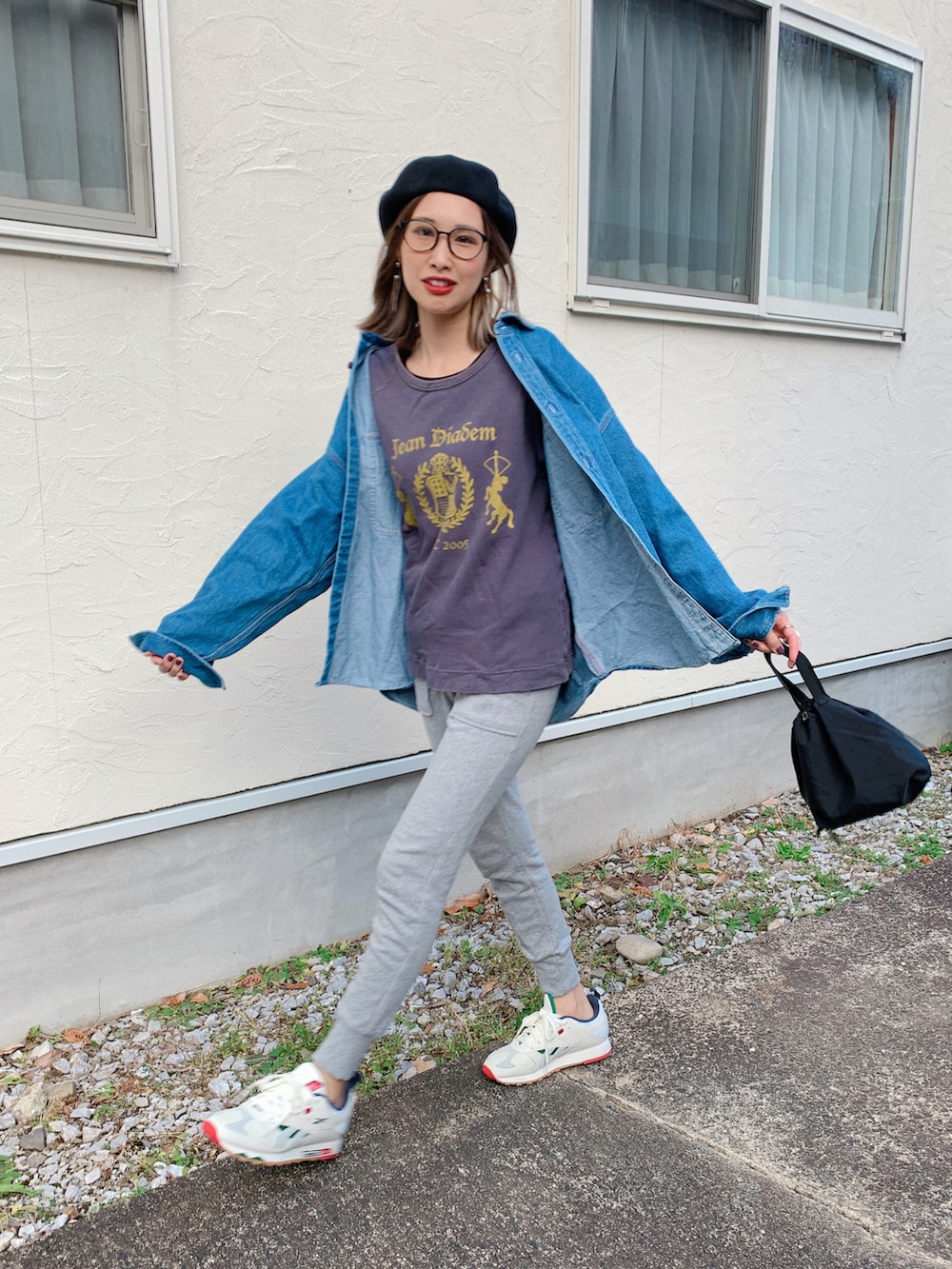 シルバー系のピアス(両耳用)、その他のリング、シルバー系のリングを着用したレディースの冬コーディネートの4枚目の写真