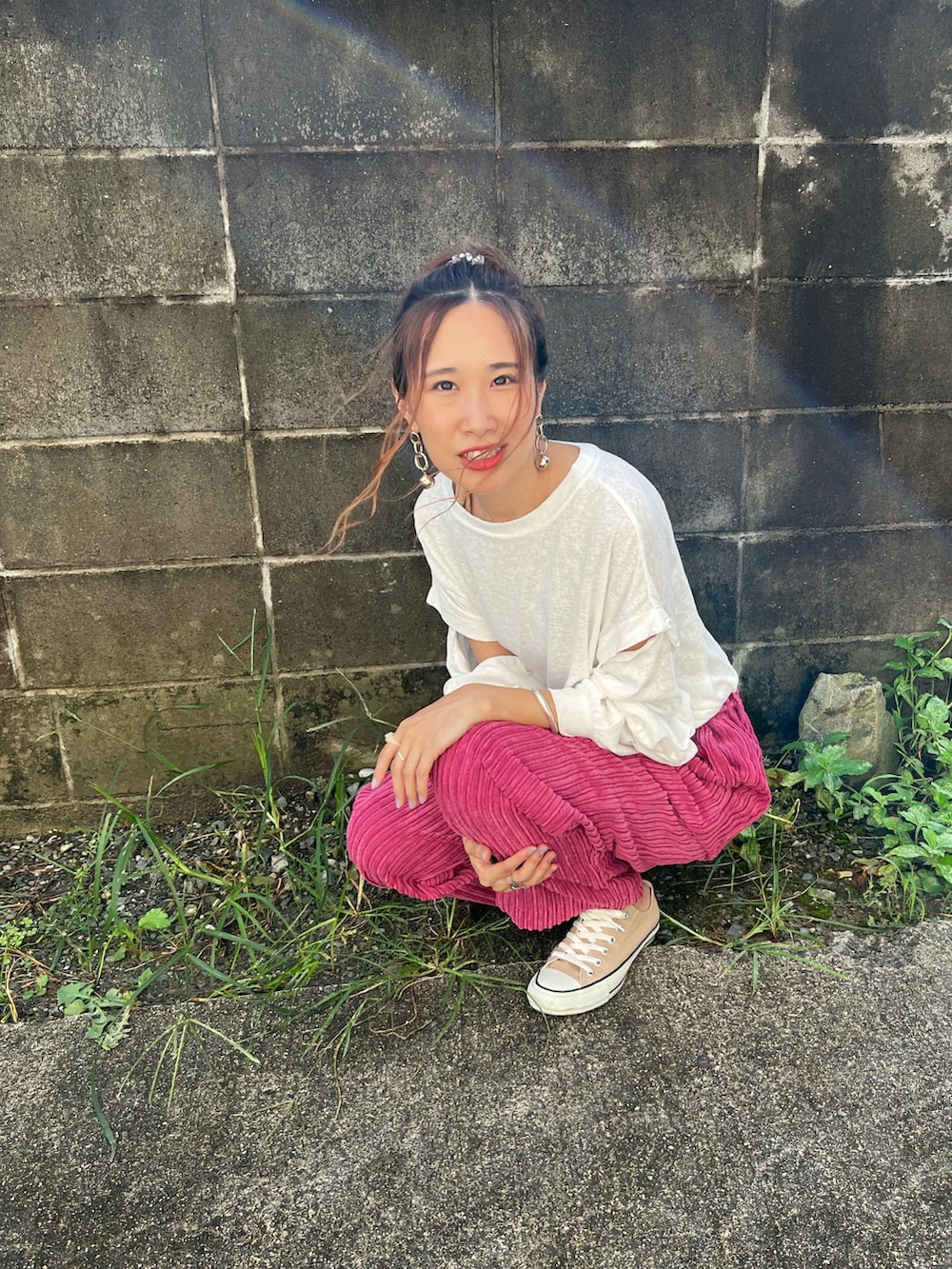 ピンク系のその他パンツ、ホワイト系のTシャツ/カットソー、ベージュ系のタンクトップを着用したレディースの秋コーディネートの2枚目の写真