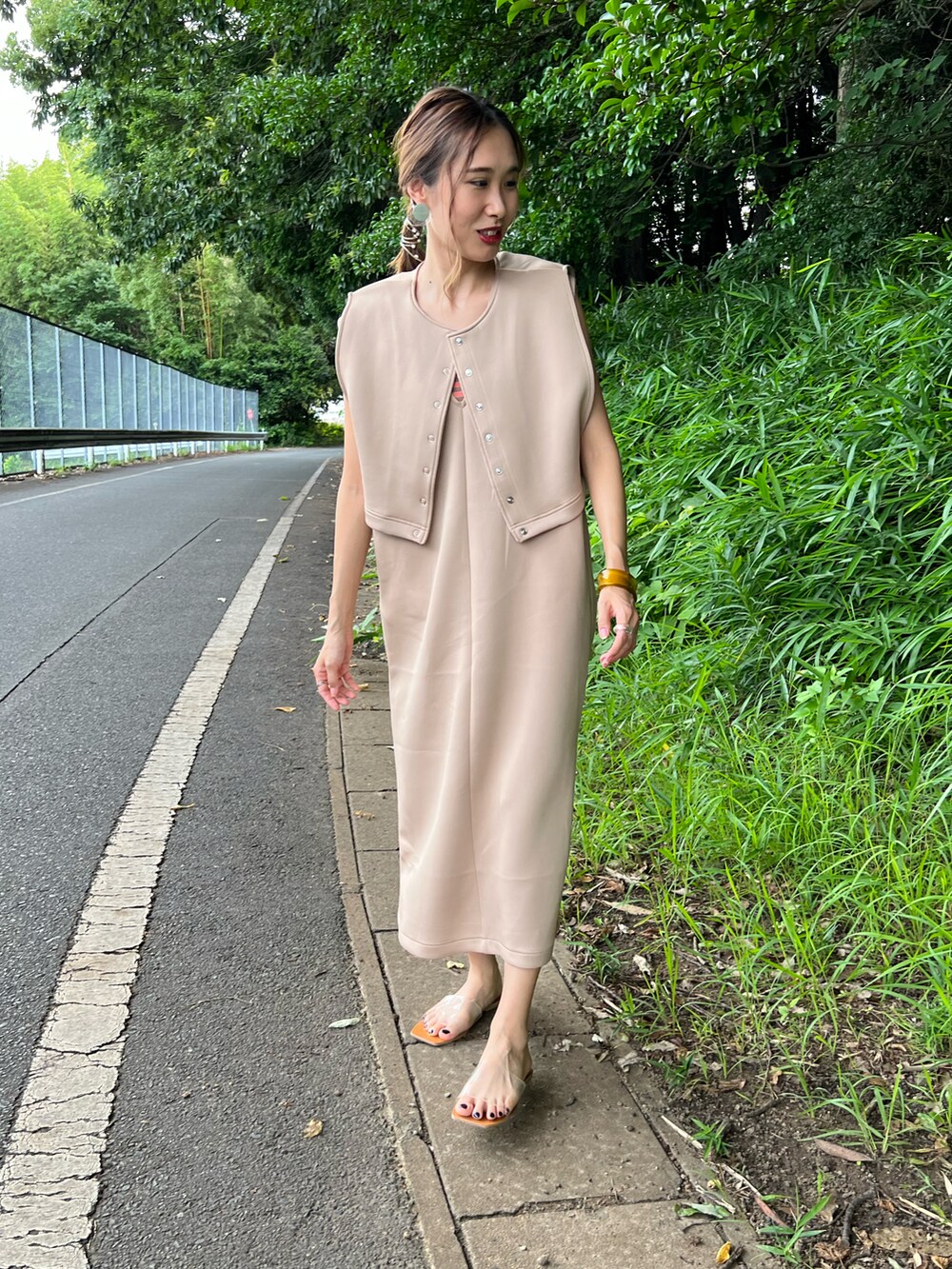 「きれいめカジュアル、夏セールで買いました、夏コーデ、大人カジュアル、シンプルコーデ、サンダル、クリアサンダル、オトナカワイイ、ワントーンコーデ、ワンピース、ロングワンピース、Green Parks、プチプラ」|「Green ParksのSET2点 カットベスト+Vネックワンピース(ワンピース、ベージュ系)」を使った、あみぃさん(レディース・161cm)の夏コーディネートの3枚目の写真