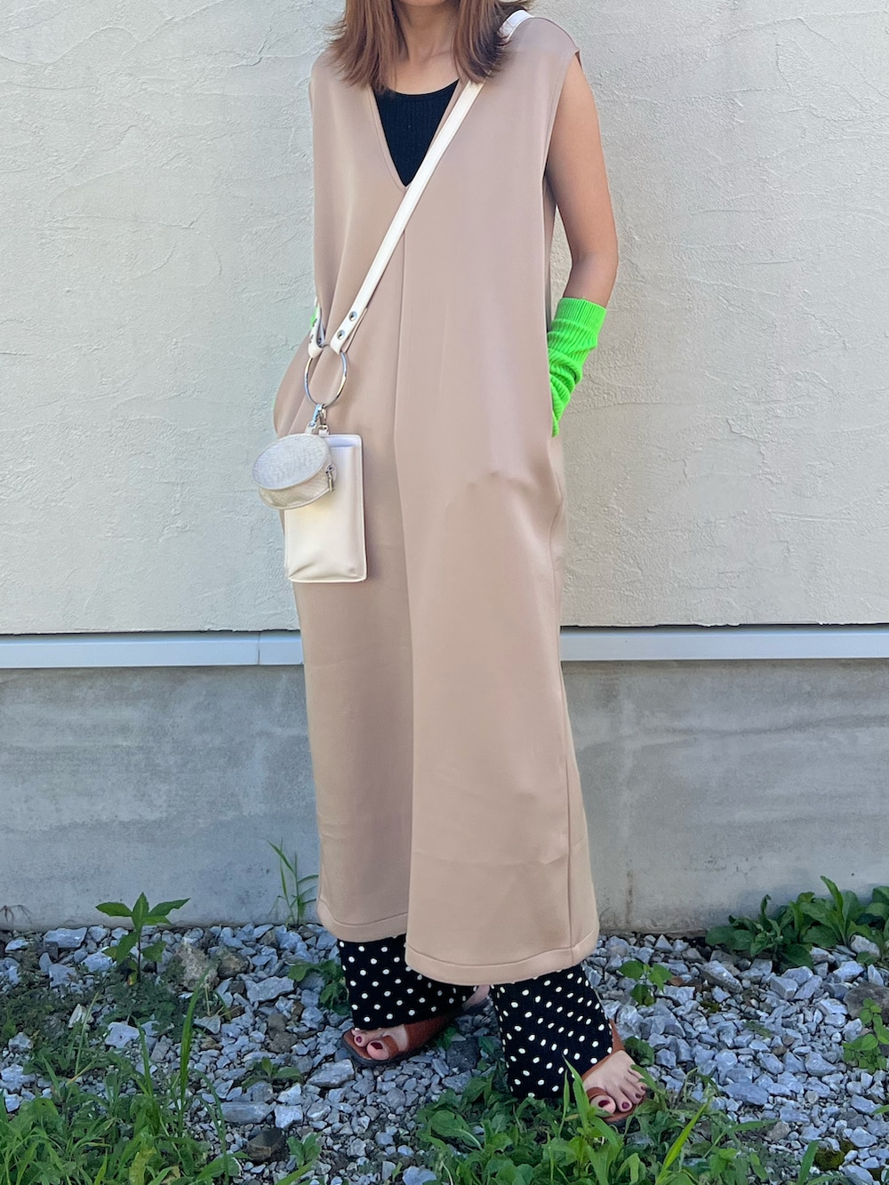 ブラック系のその他パンツ、ベージュ系のワンピース、ブラウン系のサンダルを着用したレディースの夏コーディネートの4枚目の写真