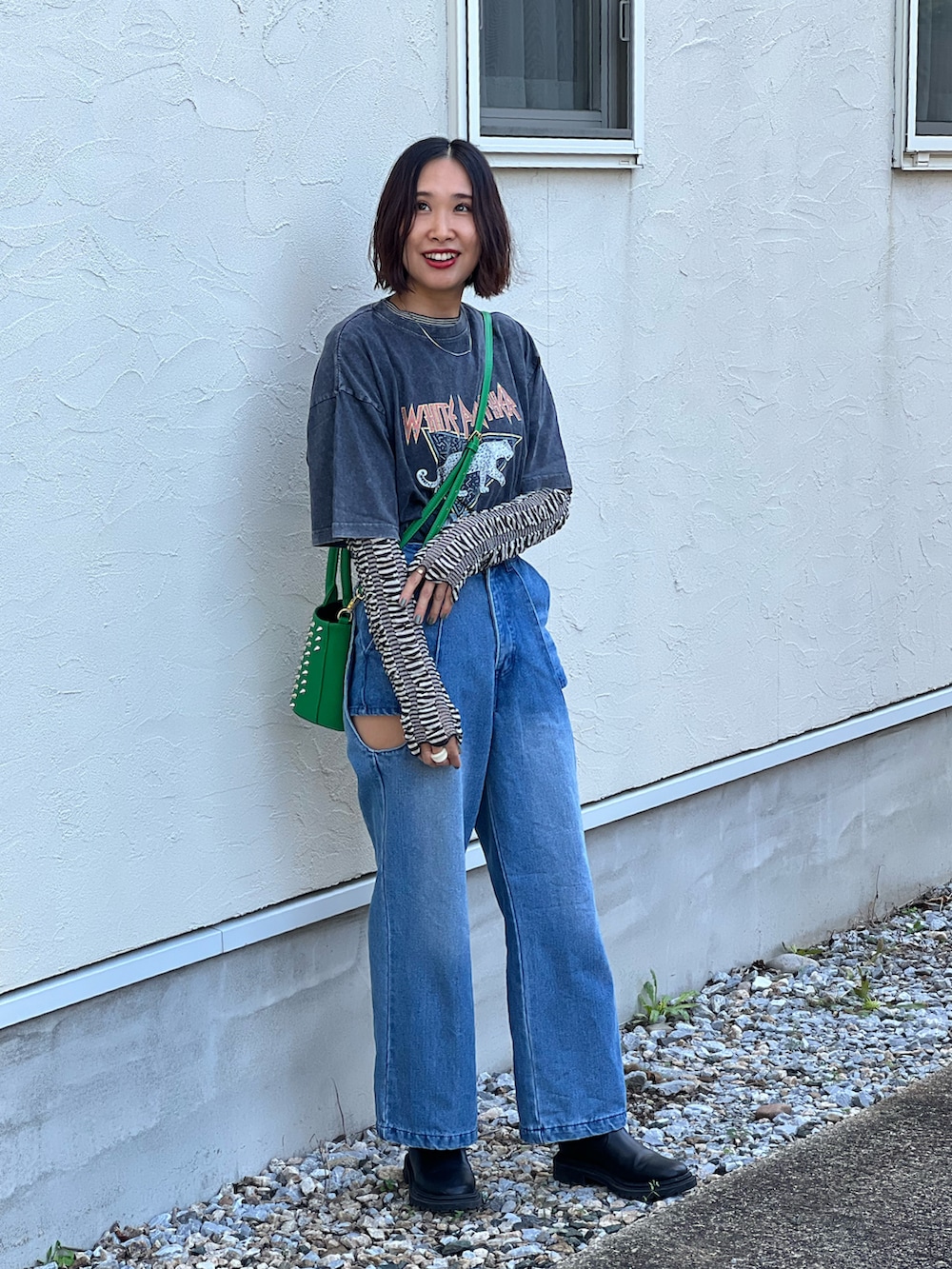 ブラック系のTシャツ/カットソー、ブラック系のニット/セーター、ブルー系のデニムパンツを着用したレディースの冬コーディネートの4枚目の写真