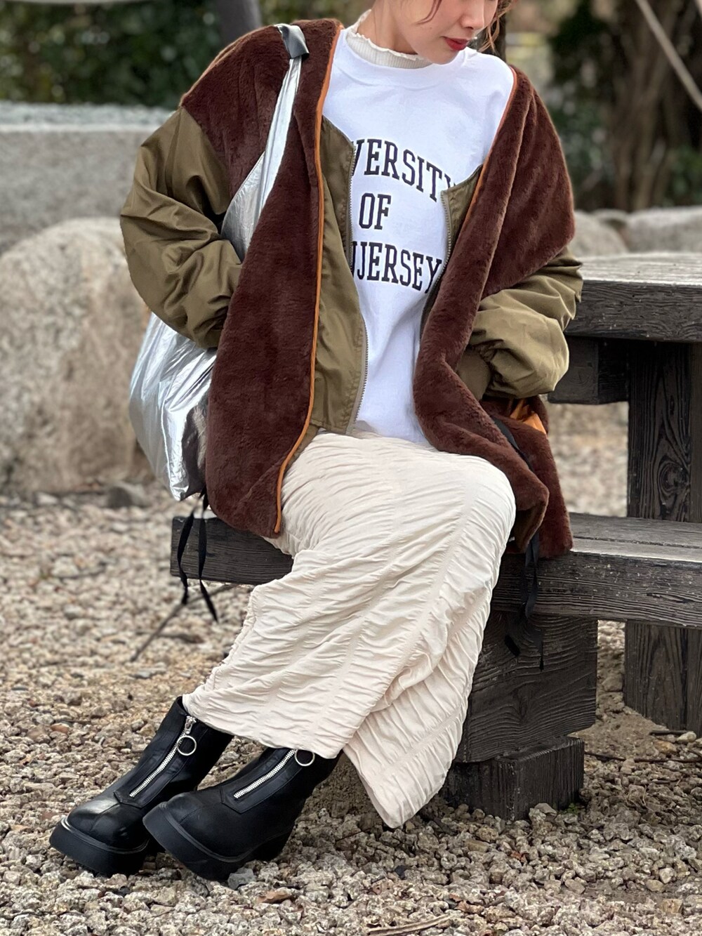 ホワイト系のスウェット、ブラウン系のその他アウター、ホワイト系のスカートを着用したレディースの冬コーディネートの5枚目の写真