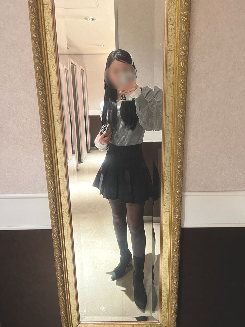 ブラック系のブーツ、イエロー系のバッグ、ブラック系のジャケット/アウターを着用したレディースの春コーディネートの2枚目の写真