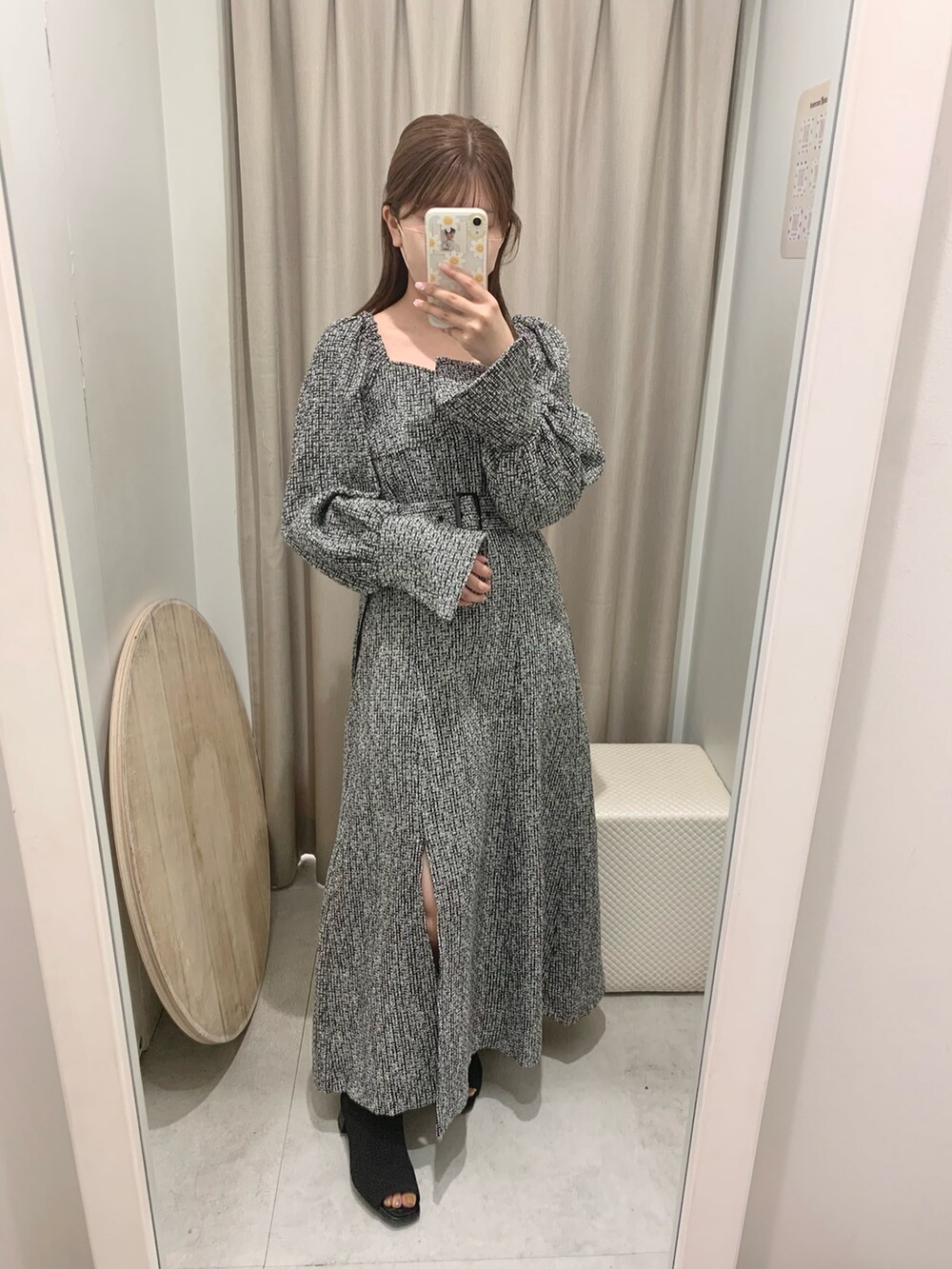 ホワイト系のワンピースを着用したレディースの秋コーディネートの2枚目の写真