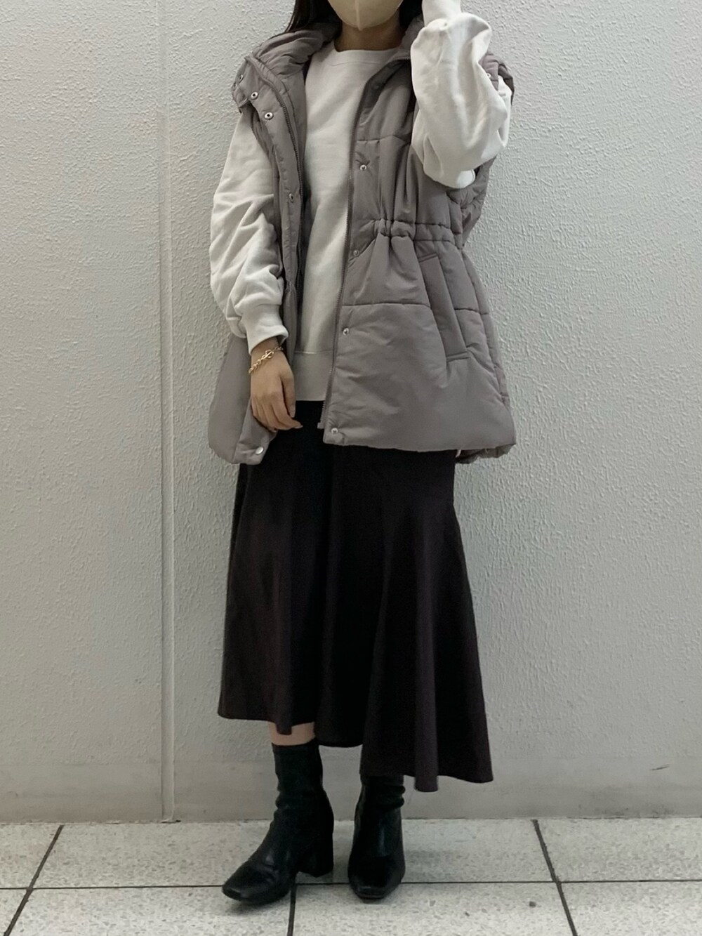 ホワイト系のスウェット、ホワイト系のTシャツ/カットソー、ブラウン系のテーラードジャケットを着用したレディースの秋コーディネートの2枚目の写真