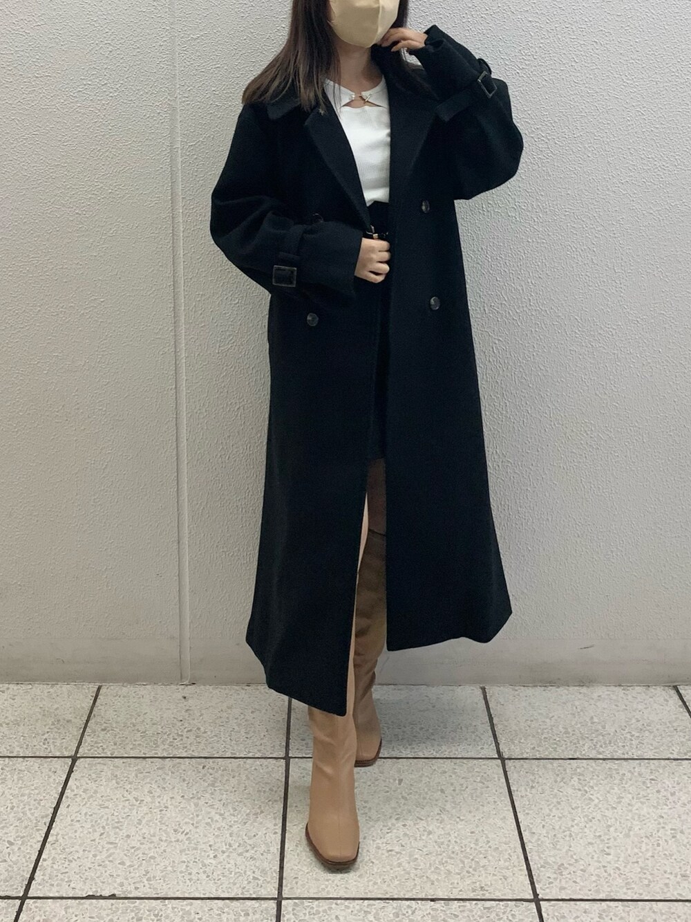 「秋コーデ、ロングコート、ミニスカート、ロングブーツ、低身長コーデ、秋、ブーツスタイル、秋カラー」|「one after another NICE CLAUPの前後2wayデザインテレコトップス(Tシャツ/カットソー、ホワイト系)」を使った、kobaさん(レディース・154cm)の秋コーディネートの2枚目の写真