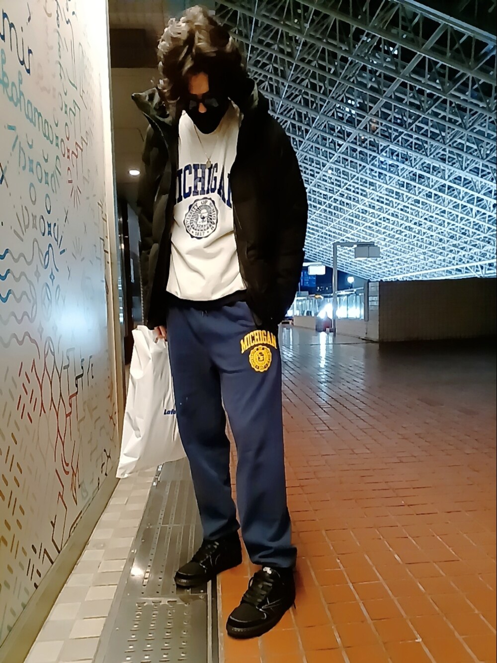 ブラック系のスニーカー、グレー系のスウェットパンツ、ホワイト系のスウェットを着用したメンズの冬コーディネートの4枚目の写真