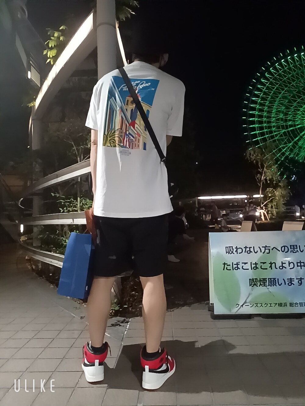 レッド系のスニーカー、ブラック系のその他パンツ、ホワイト系のTシャツ/カットソーを着用したメンズの夏コーディネートの2枚目の写真